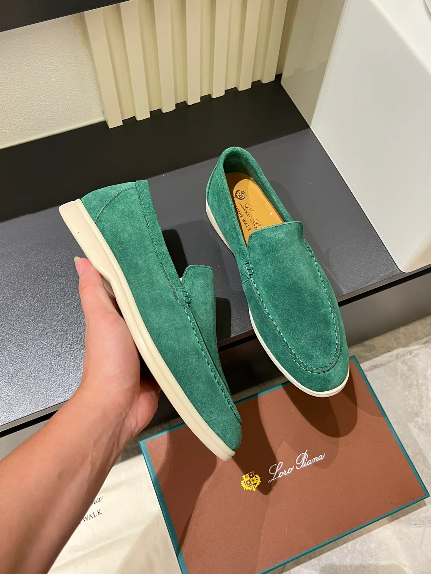 Men's shoes 💰p360 "Loro men's shoes 💰pian'*" Classic L men's shoes for couples 💰p Top version British flat loafers, a must-have item in old money style, the minimalist design is eye-catching and durable, a plus point for dressing The soft foot feel and texture are outstanding. They don’t scratch your feet and are very nice. They are matched with soft and waxy soles. They can be worn daily for a long time without getting tired. They are easy to wear, versatile and classic items, with perfect foot feel and texture! Imported cashmere fabric, the lining is made of imported A-grade water-dyed cow lining, the top version of the genuine leather midsole is sewn with pure handmade mark thread! Size: Female 35-40 (34. Customized) Male 38-44 (45.46. Customized)